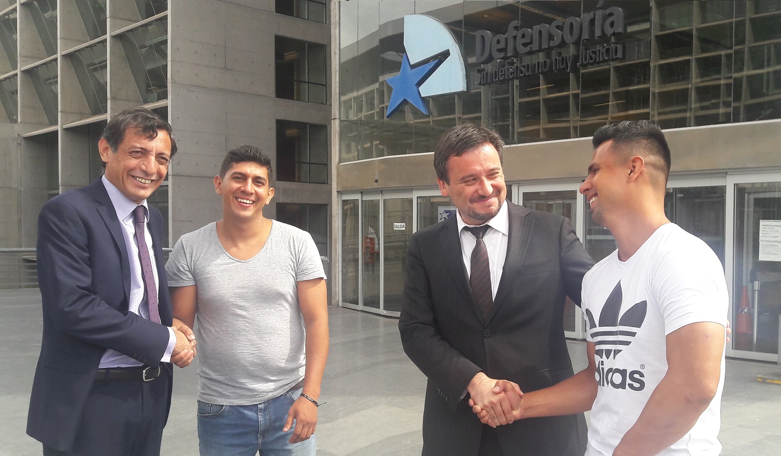 Richard Escudero y Steven Garc&iacute;a celebran junto al coordinador del Proyecto Inocentes, Humberto S&aacute;nchez, y a su defensor, Mauricio Jara.
