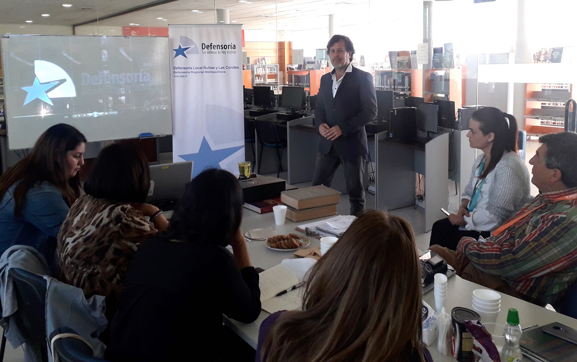 Funcionarios y vecinos de Lo Prado en la charla sobre el "Proyecto Inocentes" ofrecida por la DRMN.