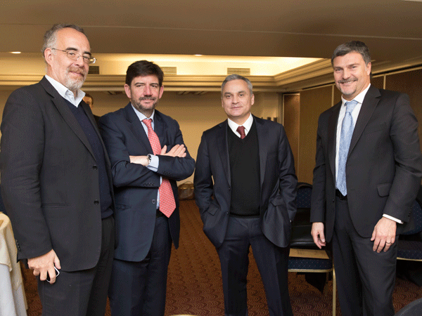 En el encuentro participaronlos ex defensores Leonardo Moreno, Rodrigo Quintana y Georgy Schubert. A la derecha, el Defensor Nacional, Andr&eacute;s Mahnke.