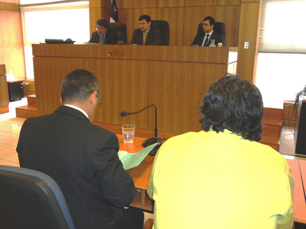 Tras tres juicios orales y ocho meses en prisi&oacute;n preventiva, Domingo Guzm&aacute;n (derecha) recuper&oacute; su libertad.