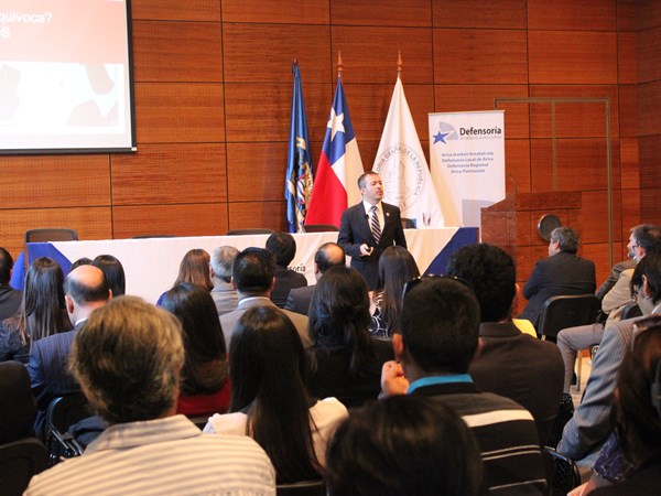 El Defensor Regional de Arica y Parinacota, Claudio G&aacute;lvez,expuso el balance regional 2015 frente a m&aacute;s de 100 asistentes.
