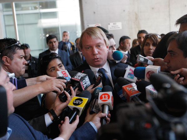 Al t&eacute;rmino de la audiencia de ayer, Gonzalo Rodr&iacute;guez fue abordado por gran cantidad de reporteros, dada la expectaci&oacute;n que gener&oacute; el caso.