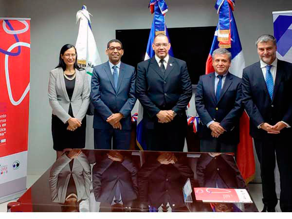 El Defensor Nacional, Andr&eacute;s Mahnke (derecha) y el embajador Guti&eacute;rrez (a su lado), junto a las autoridades dominicanas.
