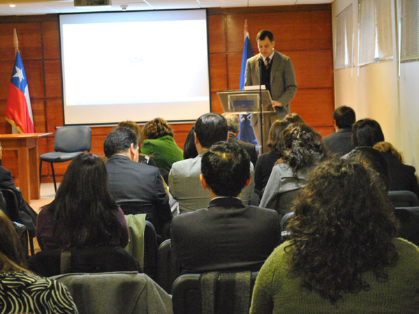 El Defensor Regional de O&acute;Higgins, durante su exposici&oacute;n en la capacitaci&oacute;n sobre los Tribunales de Tratamiento de Drogas.