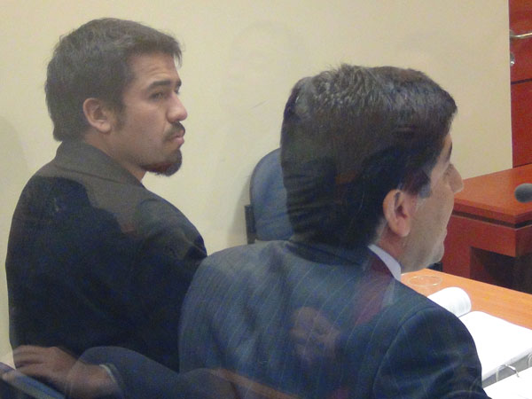 El dirigente estudiantil Recaredo G&aacute;lvez (izquierda), junto al Defensor Local Jefe de Concepci&oacute;n, Humberto Alarc&oacute;n.