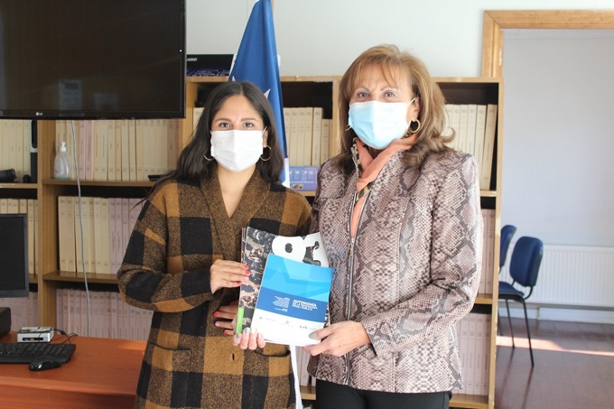 La Defensora Regional obsequi&oacute; a la seremi ejemplares de la "Revista 93" y del informe "Autonom&iacute;a de la defensa penal p&uacute;blica".