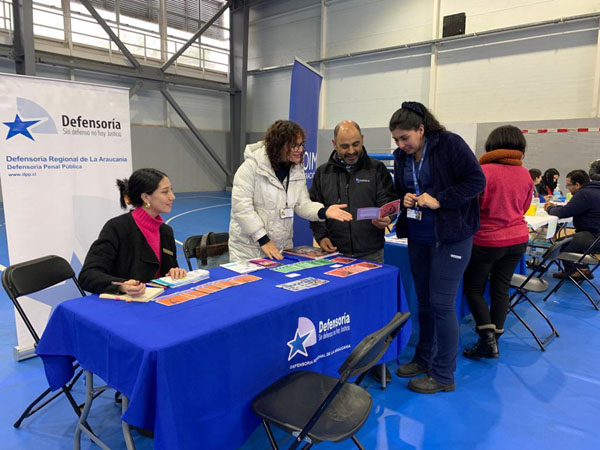 El equipo de la Defensor&iacute;a de La Araucan&iacute;a en el m&oacute;dulo instalado en el polideportivo de Padre Las Casas.