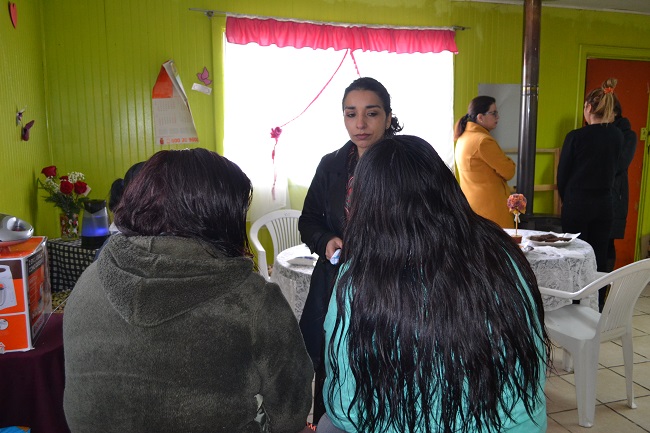 La defensora p&uacute;blica Gloria Castro durante la conversaci&oacute;n con las internas en la c&aacute;rcel de Angol.