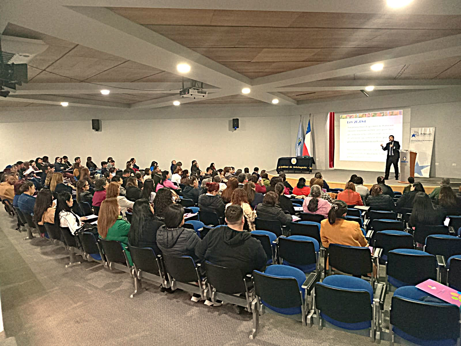 M&aacute;s de 140 personas asistieron a la charla. En la imagen, la exposici&oacute;n del defensor p&uacute;blico juvenil Francisco Barahona.