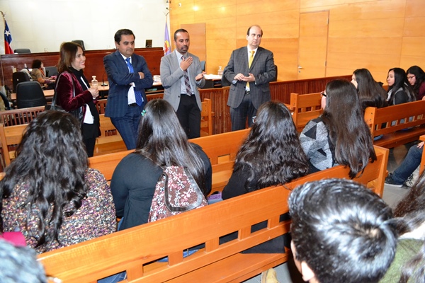 Un ameno di&aacute;logo sostuvieron los alumnos con el defensor penal p&uacute;blico y el fiscal al concluir un juicio oral.