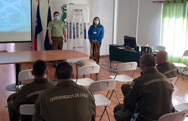 La jefa regional de Estudios, Violeta Villalobos, y el capit&aacute;n C&eacute;sar Darrigrande dieron la bienvenida a los carabineros que participaron.