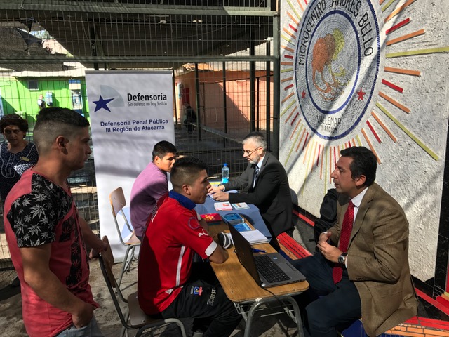 El Defensor Regional de Atacama, Ra&uacute;l Palma, junto al jefe (S) de Estudios, Boris Hrzic, atendieron consultas de los internos del CCP de Vallenar.