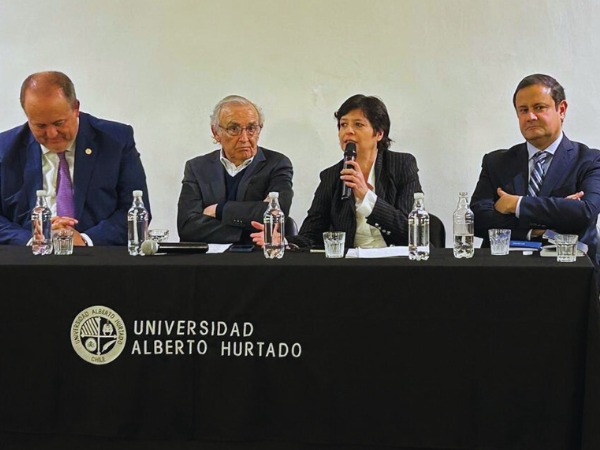 La Defensora Nacional durante su exposici&oacute;n en la actividad acad&eacute;mica.