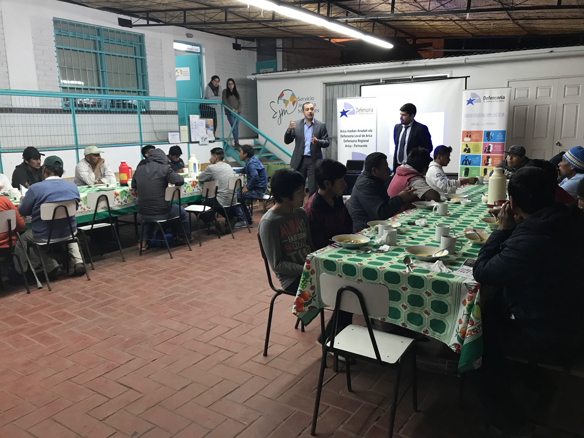 El jefe de Estudios, Sergio Zenteno, y el defensor p&uacute;blico Camilo Valle en el comedor social de la Capilla San Eduardo.