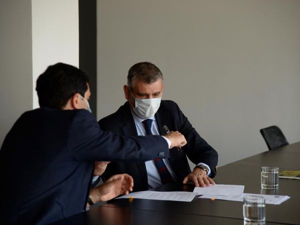Marco Montero (derecha) y Ra&uacute;l Irarr&aacute;zabal suscribieron el acuerdo, que permitir&aacute; materializar un largo anhelo para la instituci&oacute;n en La Araucan&iacute;a.