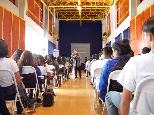 La defensora p&uacute;blica juvenil Natalia Andrade expuso ante los estudiantes del colegio de Alto Hospicio. 