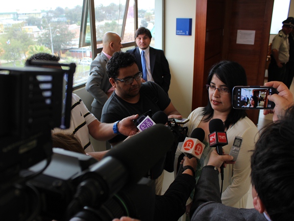 La defensora penal p&uacute;blica Paola Sep&uacute;lveda habl&oacute; con la prensa sobre su defendido, el sargento Nelson Gavil&aacute;n Santos, jefe de la patrulla de tr&aacute;fico.