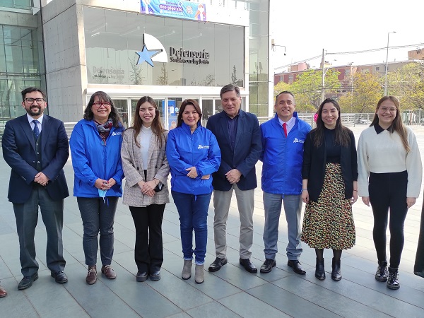 La Defensora Regional Loreto Flores, el doctor Patricio Fuentes, el jefe de Estudios, Mario Palma, y parte del equipo que encuest&oacute; a adultos mayores.