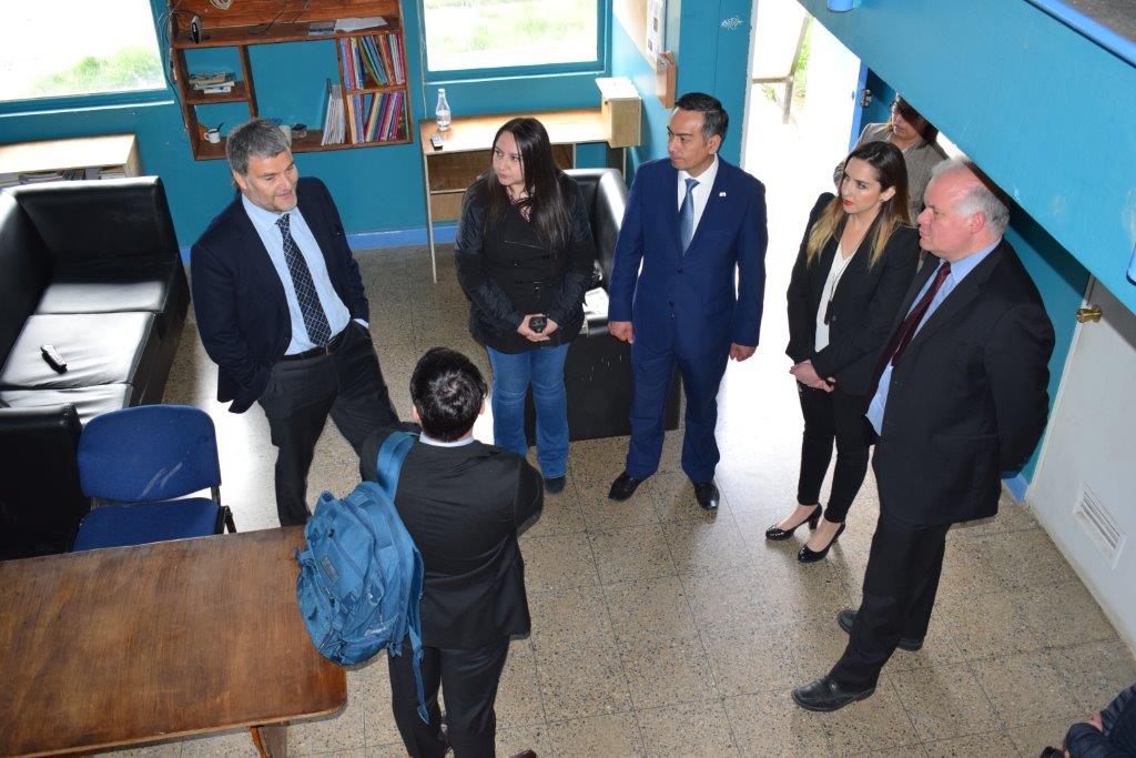 El Defensor Nacional, Andr&eacute;s Mahnke, junto a autoridadesde la regi&oacute;n, conoci&oacute; las circunstancias de internacion de los adolescentes.