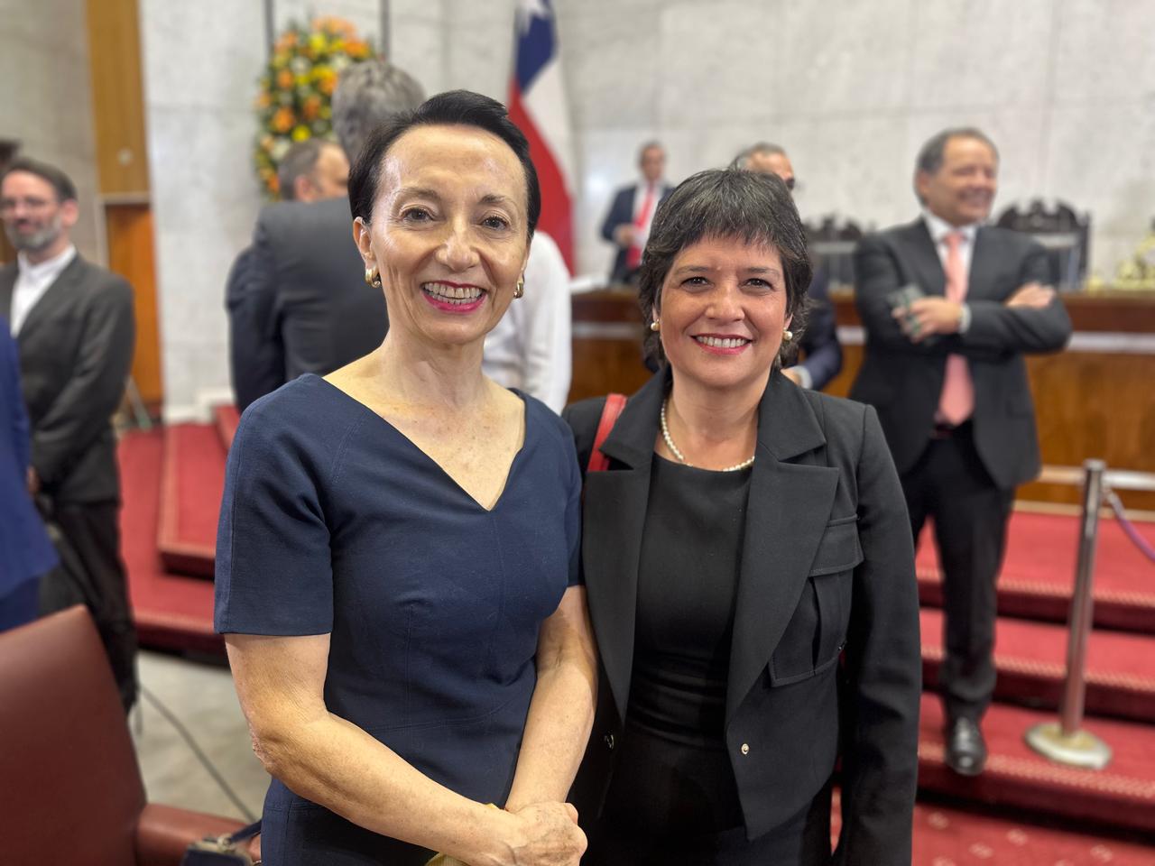 En la imagen, la Defensora Nacional (derecha) junto a la presidenta de la Corte Suprema, Gloria Ana Chevesich.