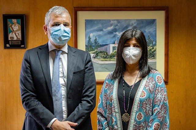 El Defensor Regional de Atacama, Ra&uacute;l Palma, junto a la presidenta de la Corte de Apelaciones de Copiap&oacute;, Marcela Araya. 