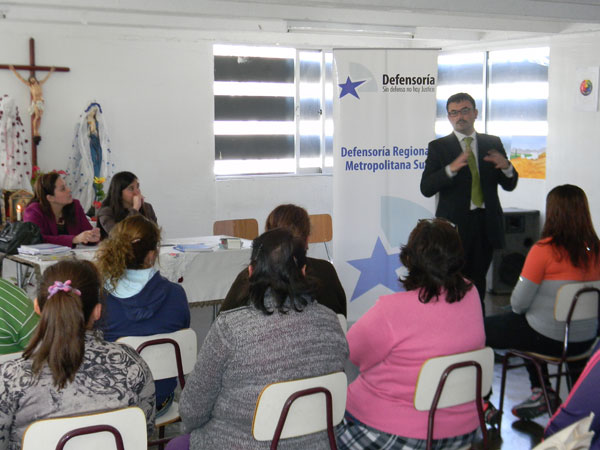 Tras la exposici&oacute;n del abogado Rodrigo Lillo, los profesionales de la DRMS atendieron las consultas personales de las internas.