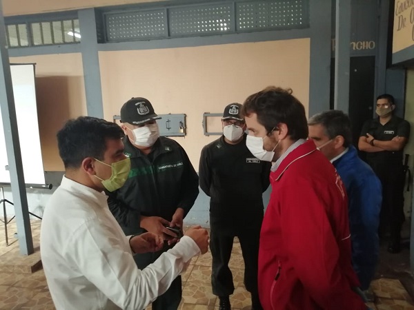 Fernando Alliende (de azul) destac&oacute; que 21 personas cambiaron la prisi&oacute;n preventiva por arresto domiciliario en la zona de Aconcagua.
