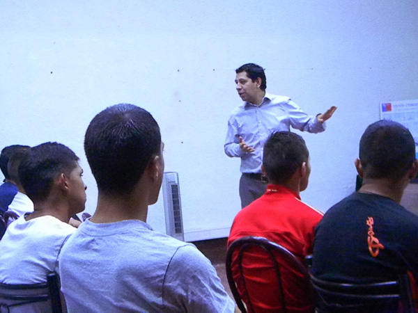 El jefe de la unidad de Estudios de la DRMS, Nicol&aacute;s Orellana, fue uno de los expositores.