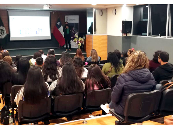 Como parte del encuentro, la trabajadora social Isabel Campos -titulada en la UST- explic&oacute; su trabajo con imputados migrantes.