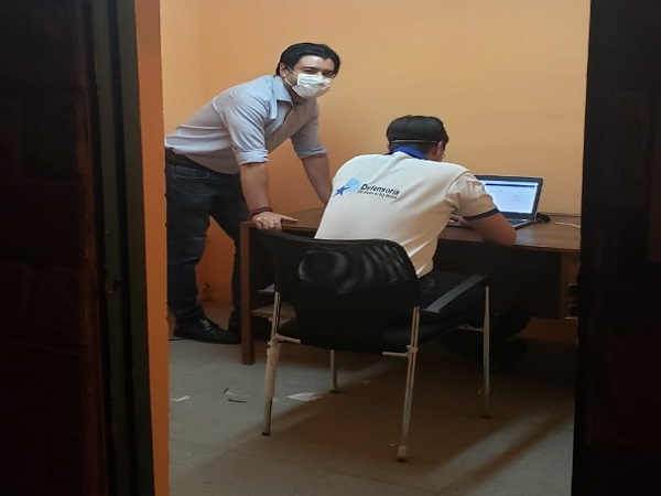 La imagen muestra la instalaci&oacute;n de los equipos computacionales que permitir&aacute;n realizar videoconferencias.