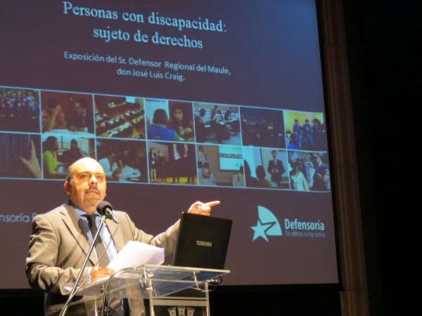 El Defensor Regional del Maule, Jos&eacute; Luis Craig, durante su exposici&oacute;n en el seminario organizado en San Javier.