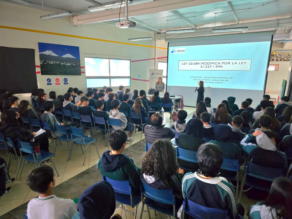 Cerca de 60 alumnos asistieron a la charla ofrecida por la Defensor&iacute;a Regional de Tarapac&aacute;.