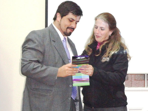 El Defensor Regional de Coquimbo, Alejandro Viada, recibi&oacute; un reconocimiento por la participaci&oacute;n institucional en el proyecto de difusi&oacute;n.