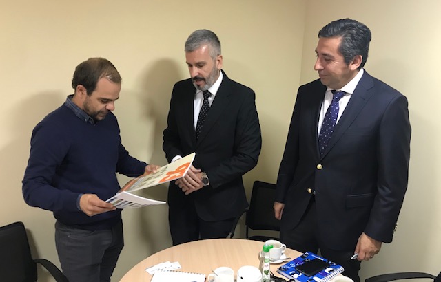 El Defensor Regional de Atacama, Ra&uacute;l Palma Olivares, entreg&oacute; las revistas institucionales al nuevo director regional del INDH.