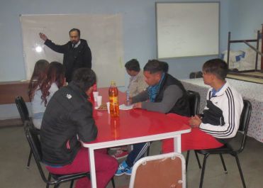 Los jovenes internos del CIP de Paipote observaron atentos la charla del defensor p&uacute;bloco juvenil de Atacama, &Aacute;ngel Guerrero.