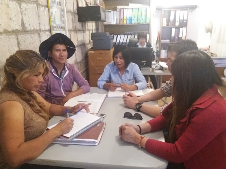 Los dirigentes de Toconao junto a los defensores p&uacute;blicos y la facilitadora intercultural.