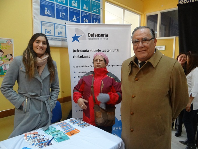 (De izquierda a derecha) La abogada Anais Araneda y el ministro Jaime Campos junto a una usuaria del Cesfam