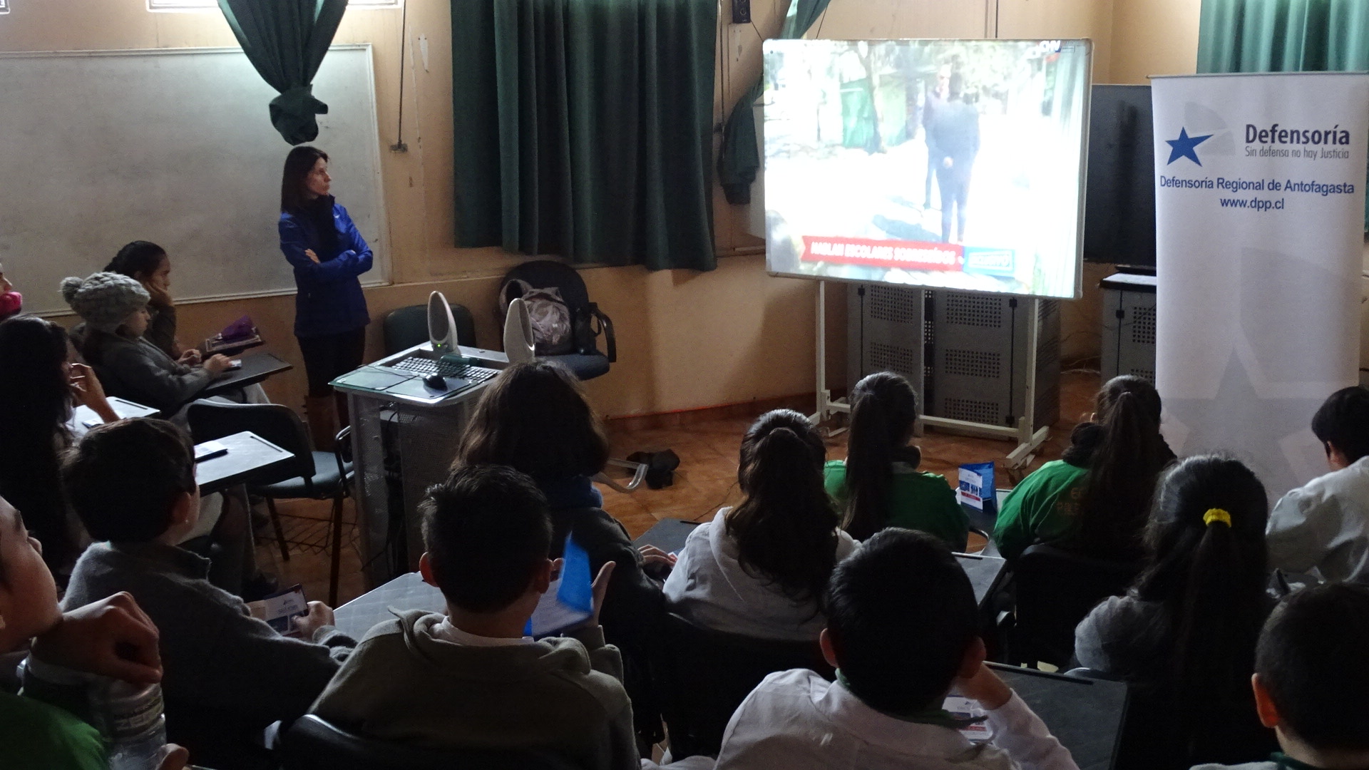 Con videos de noticias y una exposicion clara, la psic&oacute;loga y la defensora juvenil dialogaron con los adolescentes.