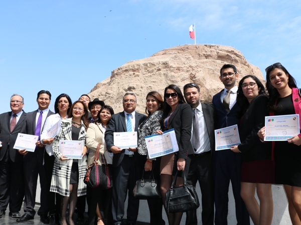 El ministro de Justicia, Jaime Campos, junto a los funcionarios del sector que aprobaron el curso de lengua ayamara.