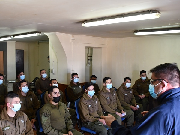 Carabineros de Colchane atienden a la charla del Defensor Regional de Tarapac&aacute;.