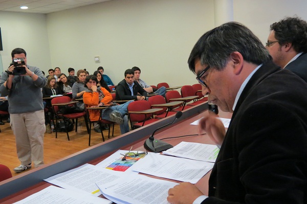 Jaime Venegas, abogado de la Unidad de Estudios de la Defensor&iacute;a Regional del Maule, expuso en foro realizado en la Universidad Aut&oacute;noma de Chile.