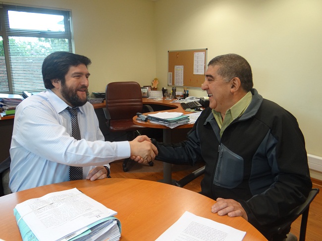 Jos&eacute; C&aacute;rdenas en la oficina del defensor p&uacute;blico Ram&oacute;n B&oacute;rquez, cuando fue a buscar su sentencia absolutoria.