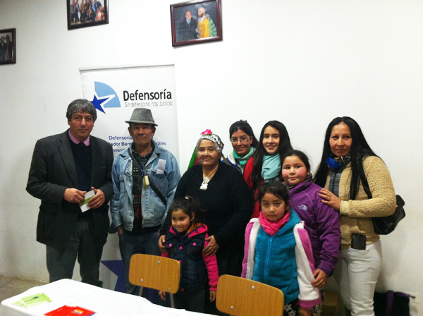El jefe de la Unidad de Estudios de la Defensor&iacute;a de O&acute;Higgins, V&iacute;ctor Providel, junto a la werk&eacute;n y su familia.