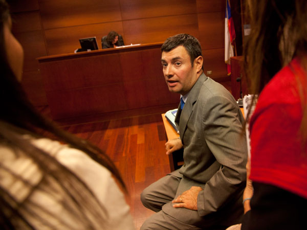 El defensor p&uacute;blico Cristi&aacute;n Mardonres se mostr&oacute; satisfecho por el sobreseimiento de su representada y los dem&aacute;s afectados. 