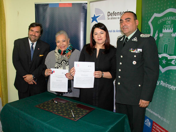 El taller de fieltro h&uacute;medo es dictado por la Seremi de Cultura de Antofagasta (izquierda). A su ladoi, la Defensora Regional, Loreto Flores.