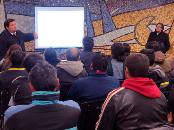 En la imagen, los abogados Rodrigo Jaque y Jaime Venegas, junto a internos que cumplen reclusi&oacute;n nocturna en la c&aacute;rcel de Cauquenes.