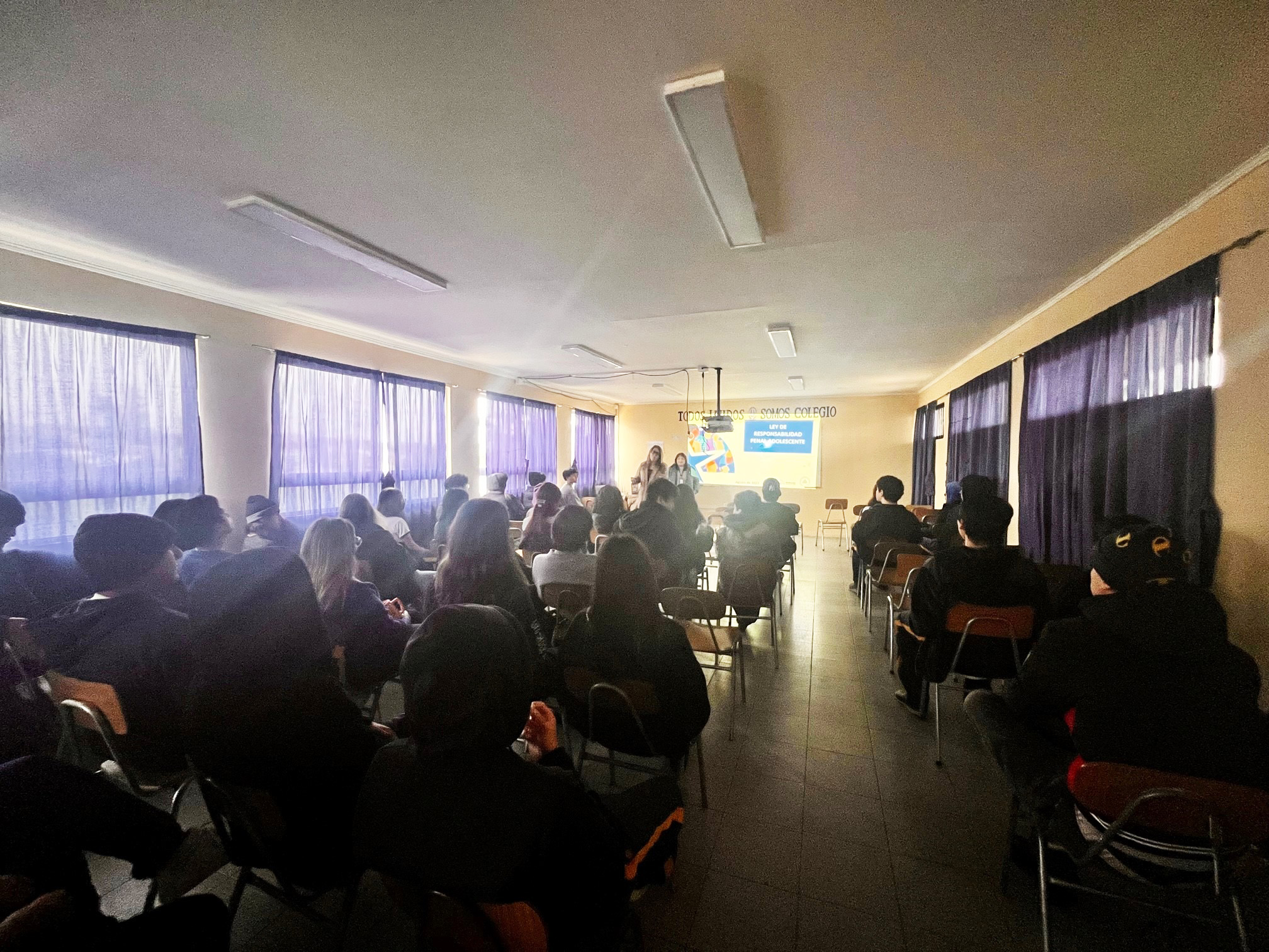 Las y los estudiantes del colegio "Las Am&eacute;ricas" participaron activamente en el di&aacute;logo.