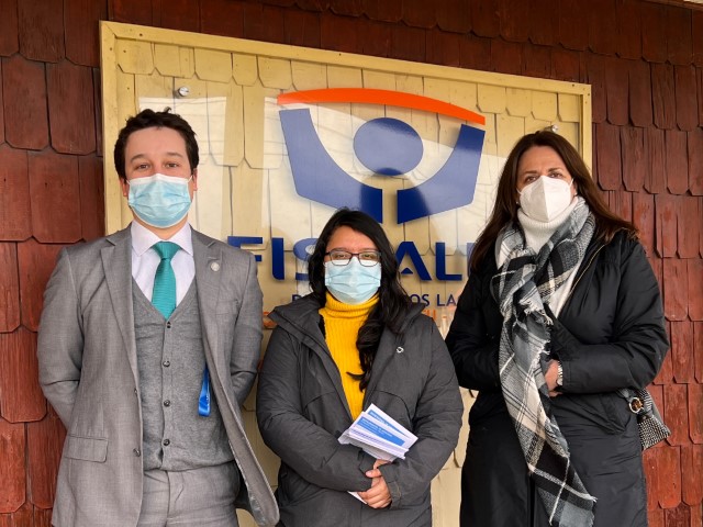La Defensora Regional y la defensora p&uacute;blica Nicole Valenzuela junto al fiscal adjunto de Chait&eacute;n y Futaleuf&uacute;, Felipe Horn.