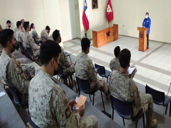 La exposici&oacute;n del Defensor Regional de Tarapac&aacute; ante los uniformados.
