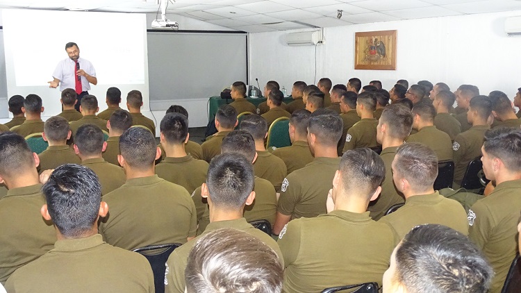 El jefe de Estudios de la Defensor&iacute;a Regional de Antofagasta, Ignacio Barrientos, durante la charla ante los futuros carabineros.